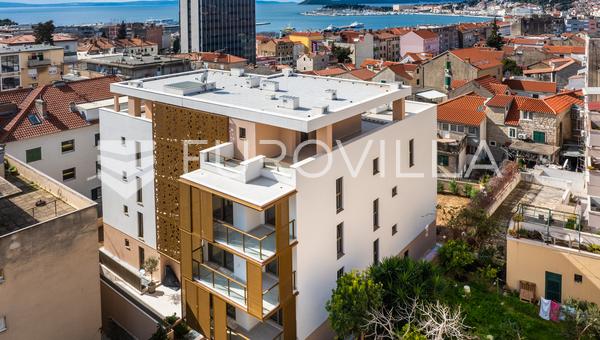 Split, novogradnja, luksuzan trosoban stan s pogledom na cijeli grad