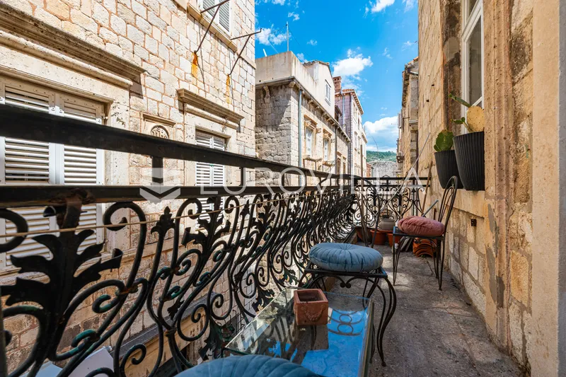 Dubrovnik Stari Grad, adaptirana kamena kuća s balkonom 31