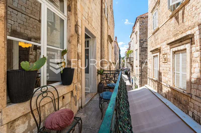 Dubrovnik Stari Grad, adaptirana kamena kuća s balkonom 30
