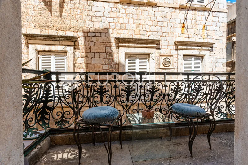 Dubrovnik Stari Grad, adaptirana kamena kuća s balkonom 32