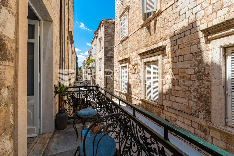 Dubrovnik Stari Grad, adaptirana kamena kuća s balkonom 29