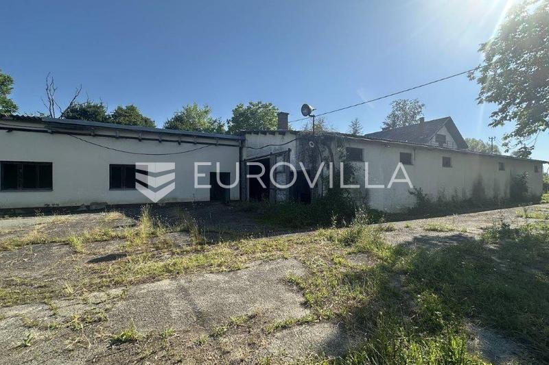 Staro Petrovo Selo - Terrain commercial de 28 476 m² avec structures existantes - 2