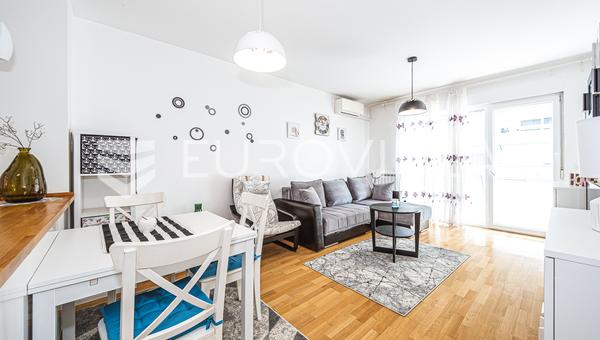 Zagreb, Bundek, smuk toværelses lejlighed, opbevaringsrum, parkering, 50 m²