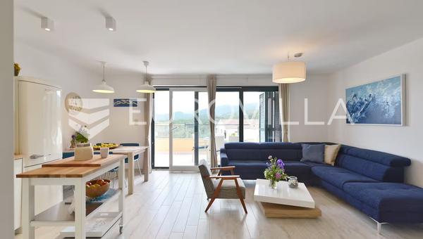 Hvar, Jelsa - geräumige Vierzimmerwohnung mit Terrasse und spektakulärem Meerblick