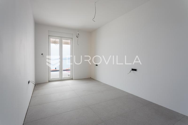 Čiovo, Okrug Gornji, dvosoban stan s krovnom terasom i predivnim pogledom