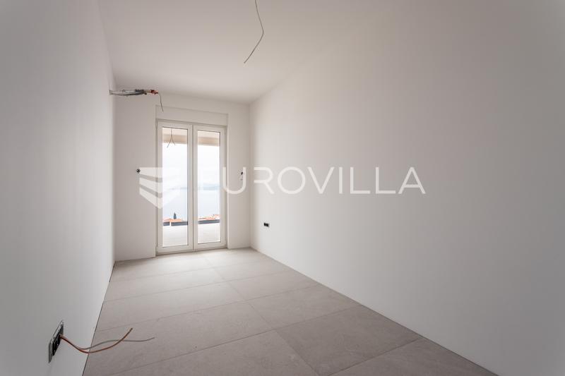 Čiovo, Okrug Gornji, dvosoban stan s krovnom terasom i predivnim pogledom