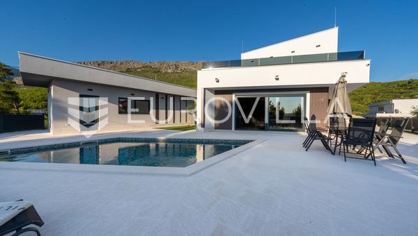 Stobreč, moderna vila s bazenom i pogledom na more