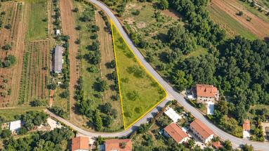 Svetvinčenat, Bibići, zazidljivo zemljišče velikosti 1.665 m² s pravnomočnim gradbenim dovoljenjem za hišo z bazenom