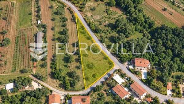 Svetvinčenat, Bibići, terreno edificabile di 1.665 m² con permesso di costruzione definitivo per una casa con piscina