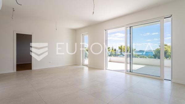 Seget Donji, appartamento moderno e confortevole in un nuovo edificio con vista mare.