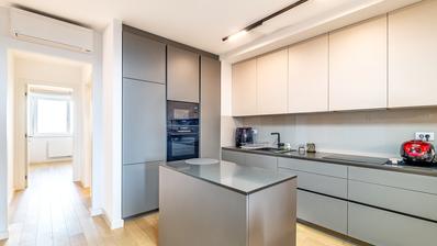 Zagreb, Heinzelova, četverosoban stan 128 m² s garažom