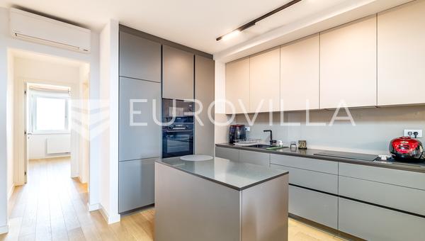 Zagreb, Heinzelova, četverosoban stan 128 m² s garažom