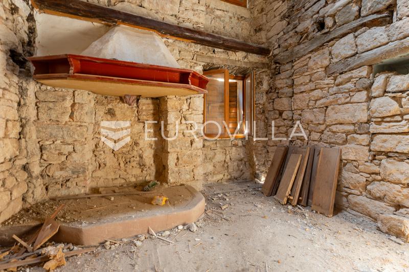 Istra, Bale, kamena kuća u srcu mjesta za adaptaciju - 3