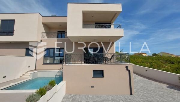 Vodice, lujoso apartamento dúplex con piscina y garaje, completamente amueblado