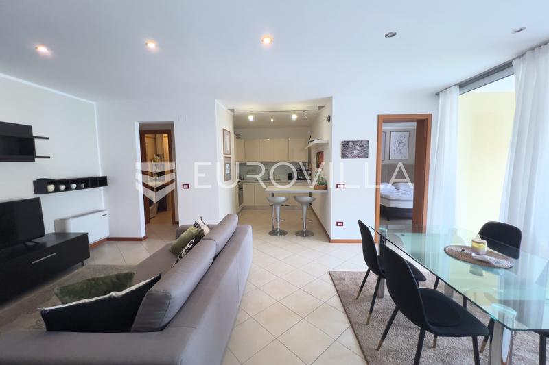 Istra, Novigrad, moderan trosoban stan u centru grada