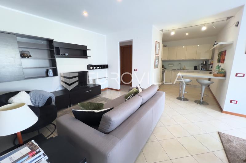 Istra, Novigrad, moderan trosoban stan u centru grada