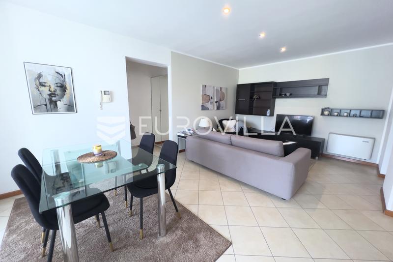 Istra, Novigrad, moderan trosoban stan u centru grada