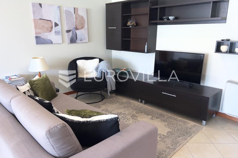 Istra, Novigrad, moderan trosoban stan u centru grada