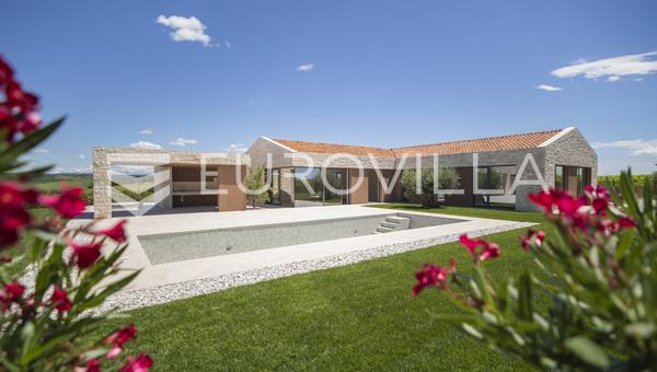 Istrien, Brtonigla - superb villa på 186 m² med swimmingpool på 41 m², sauna og jacuzzi med havudsigt