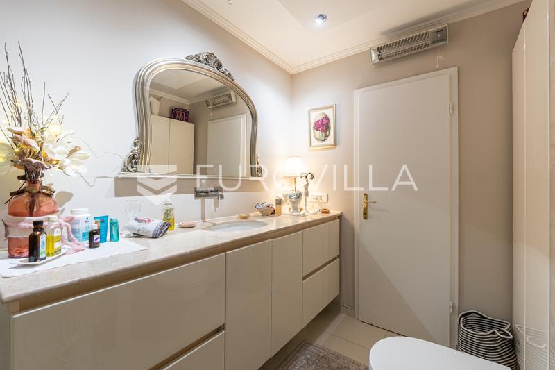 Osijek, Retfala - Belle Maison Familiale avec Garage, Jardin - 14