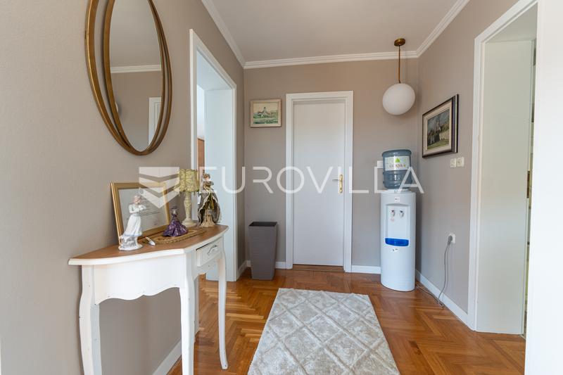 Osijek, Retfala - Belle Maison Familiale avec Garage, Jardin - 13