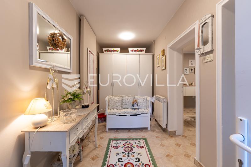 Osijek, Retfala - Belle Maison Familiale avec Garage, Jardin - 4