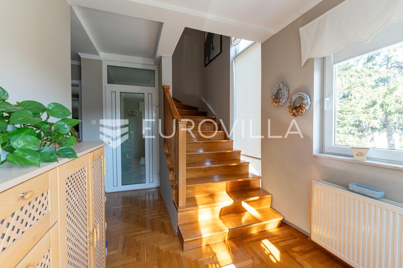 Osijek, Retfala - Belle Maison Familiale avec Garage, Jardin - 11