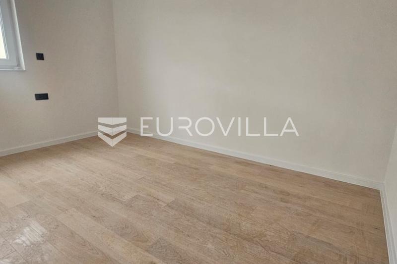 Kaštel Stari, luxury apartment 101 m² with large terrace and garage