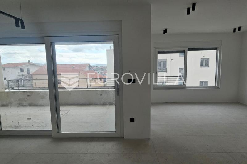 Kaštel Stari, luxury apartment 101 m² with large terrace and garage