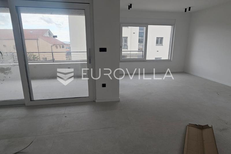 Kaštel Stari, luxury apartment 101 m² with large terrace and garage