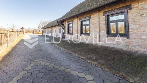 Velika Kopanica, Restaurante y Posada establecidos en la Carretera Estatal D7