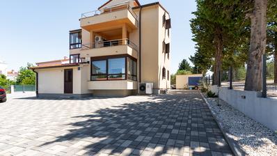 Pakoštane, Drage, huis met drie wooneenheden, 600 m van de zee