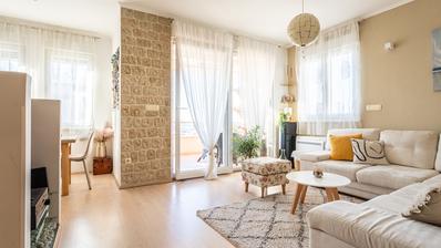 Apartamento de dois quartos para alugar por longo prazo em Split, Znjan, com vista para o mar.