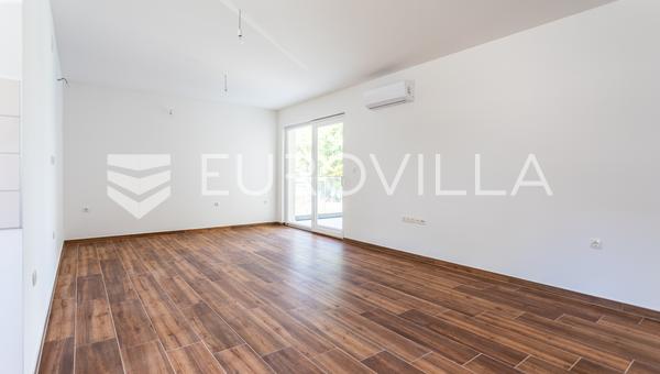 Čiovo, trosoban stan na drugoj etaži, prvi red do mora