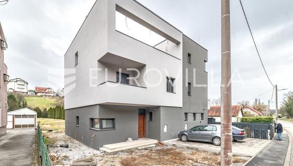 Maksimir, Barutanski jarak, casa geminada inacabada de 241 m²