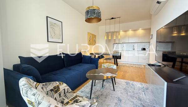 Pula, centrum - dlouhodobý pronájem moderního bytu 3+kk u parku, 66,58 m² - výtah, zařízený