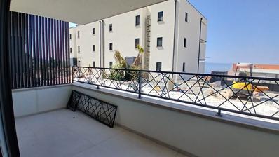 Makarska, moderan dvosoban apartman s velikom terasom