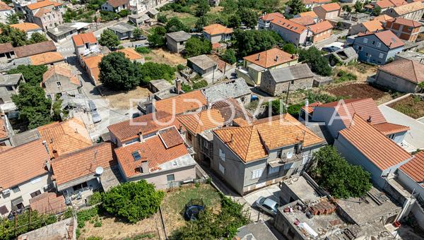 Otok Korčula, Blato, dvojna kuća u centru mjesta