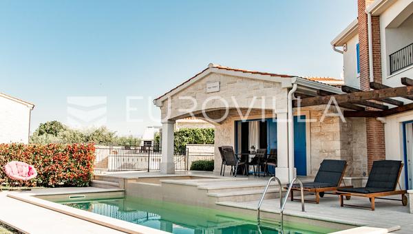 Istria, zona de Poreč – alquiler a largo plazo de una lujosa casa de piedra con piscina y hermosas vistas al mar