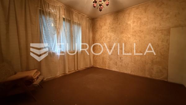 Beli Manastir, dvojpodlažný rodinný dom v centre mesta, 160 m²