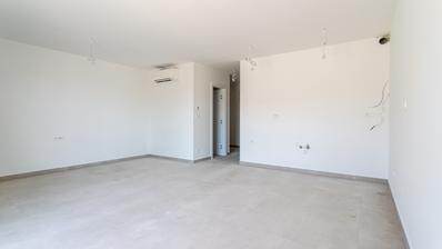 Okrug Gornji, dvosoban stan s pogledom na more garažno mjesto, ostava