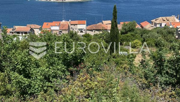 Vis, terreno edificabile eccezionalmente attraente in una posizione privilegiata con vista sull'intera baia di Vis.