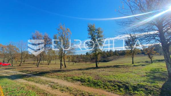 Poreč, surroundings - nice building plot NKP 832 m2 + 395 m2 agriculturally regular shape
