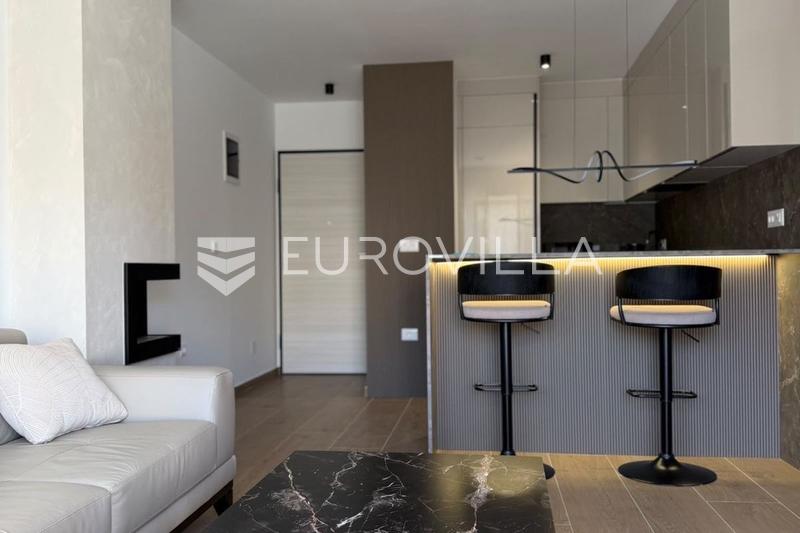Pula, szélesebb központ, hosszú távú bérbeadás egy designer lakásban, új építésű épületben, garázzsal - 1
