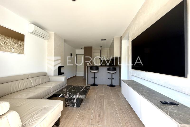 Pula, szélesebb központ, hosszú távú bérbeadás egy designer lakásban, új építésű épületben, garázzsal - 2