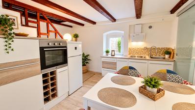 Cres, centrum města, dvoupokojový mezonetový byt, 122 m², pouhých 50 m od moře