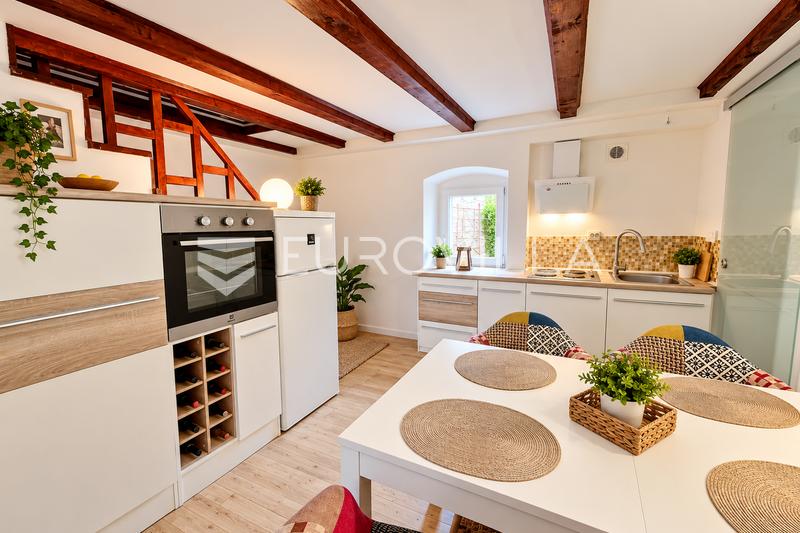 Cres, centrum města, dvoupokojový mezonetový byt, 122 m², pouhých 50 m od moře - 1