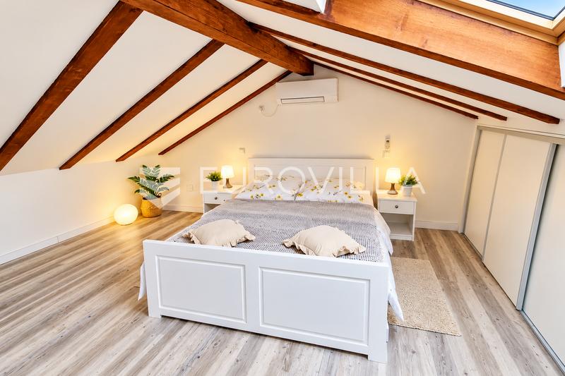 Cres, centrum města, dvoupokojový mezonetový byt, 122 m², pouhých 50 m od moře - 10