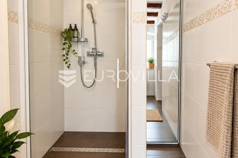 Cres, centrum města, dvoupokojový mezonetový byt, 122 m², pouhých 50 m od moře - 8