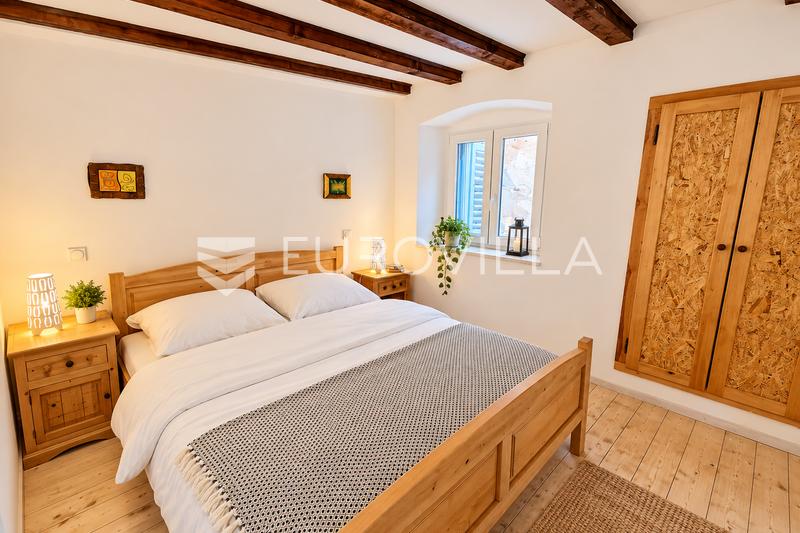 Cres, centrum města, dvoupokojový mezonetový byt, 122 m², pouhých 50 m od moře - 9